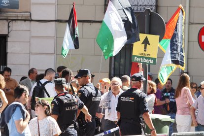 Primeros manifestantes pro Palestina en los prolegómenos de la contrarreloj individual de la Vuelta ciclista a España.