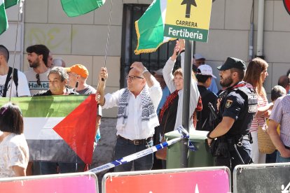 Primeros manifestantes pro Palestina en los prolegómenos de la contrarreloj individual de la Vuelta ciclista a España.