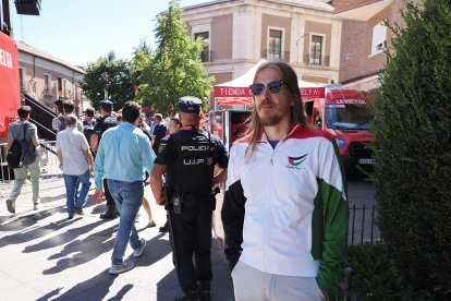 Primeros manifestantes pro Palestina en los prolegómenos de la contrarreloj individual de la Vuelta ciclista a España.