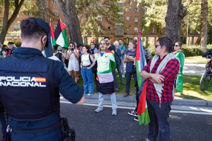 El líder de Podemos Pablo Fernández, en la manifestación Pro Palestina en la Vuelta Ciclista a España a su paso por Valladolid.