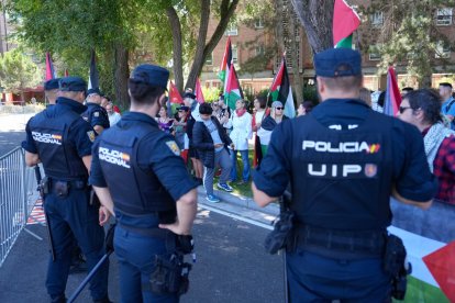 El líder de Podemos Pablo Fernández, en la manifestación Pro Palestina en la Vuelta Ciclista a España a su paso por Valladolid.