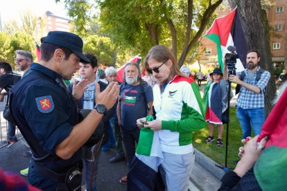 El líder de Podemos Pablo Fernández, en la manifestación Pro Palestina en la Vuelta Ciclista a España a su paso por Valladolid.