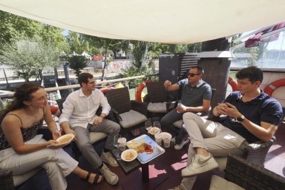 Último día de la caseta de El Mundo en el barco 'La Leyenda del Pisuerga'
