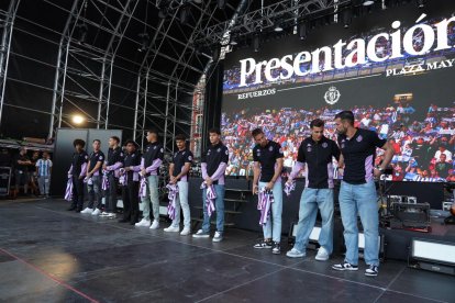 Presentación de los fichajes del Real Valladolid en la Plaza Mayor.