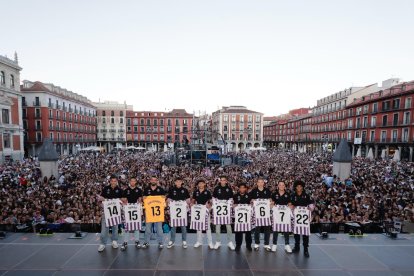 Presentación de los fichajes del Real Valladolid en la Plaza Mayor.