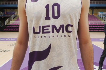 Presentación de las equipaciones de juego oficiales del UEMC CBC Valladolid para la temporada 2025/2026.