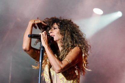 Rosario Flores durante su actuación en la Plaza Mayor de Valladolid.