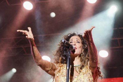 Rosario Flores durante su actuación en la Plaza Mayor de Valladolid.