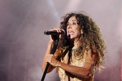 Rosario Flores durante su actuación en la Plaza Mayor de Valladolid.