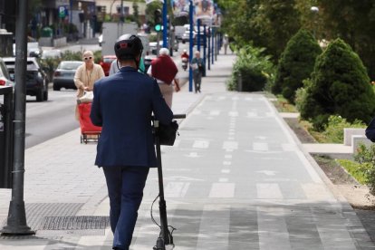 Carril bici de Isabel la Católica a la altura de la Rosaleda