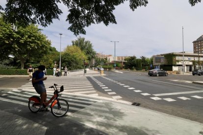 Carril bici de Isabel la Católica a la altura de la Rosaleda