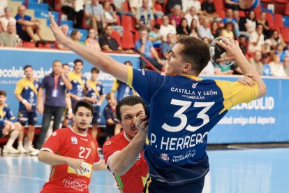 Imágenes del Recoletas Atlético Valladolid-Bada Huesca de la primera jornada de la Liga Asoba.l