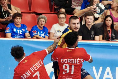 Imágenes del Recoletas Atlético Valladolid-Bada Huesca de la primera jornada de la Liga Asoba.l