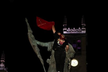 Un representante de las peñas retira el pañuelo al Conde Ansúrez.