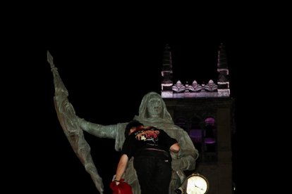 Un representante de las peñas retira el pañuelo al Conde Ansúrez.