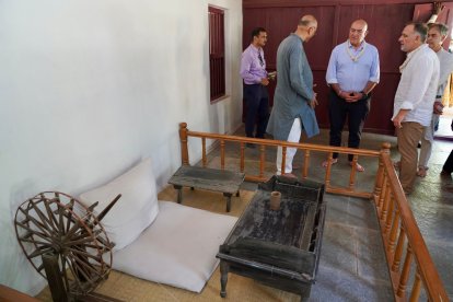 El alcalde de Valladolid, Jesús Julio Carnero, visita el ashram-museo de Mahatma Gandhi