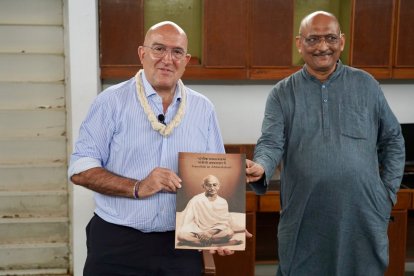 El alcalde de Valladolid, Jesús Julio Carnero, visita el ashram-museo de Mahatma Gandhi