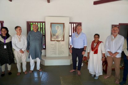 El alcalde de Valladolid, Jesús Julio Carnero, visita el ashram-museo de Mahatma Gandhi
