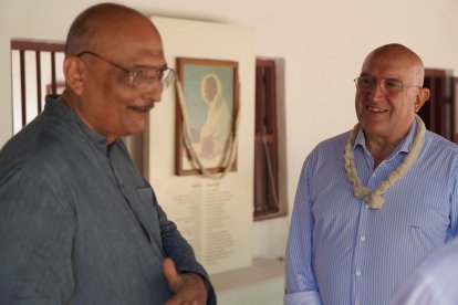 El alcalde de Valladolid, Jesús Julio Carnero, visita el ashram-museo de Mahatma Gandhi