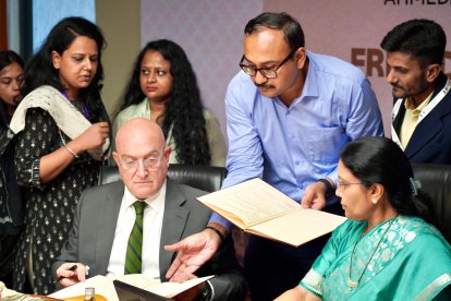 El alcalde de Valladolid, Jesús Julio Carnero, firma la renovación del Protocolo de Hermanamiento junto a la alcaldesa de Ahmedabad, Pratibhaben Jain