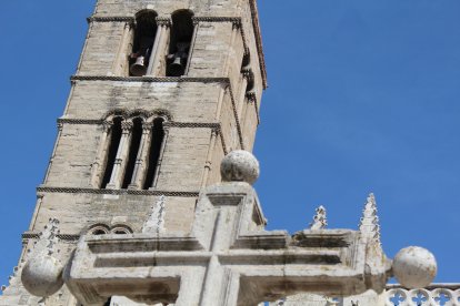 La nueva campana de San Roque brilla en la torre de La Antigua.