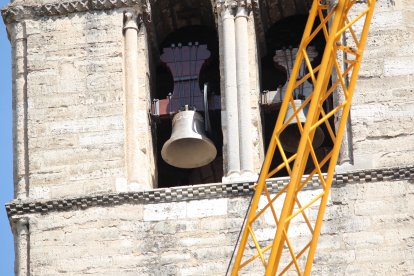 La nueva campana de San Roque brilla en la torre de La Antigua.