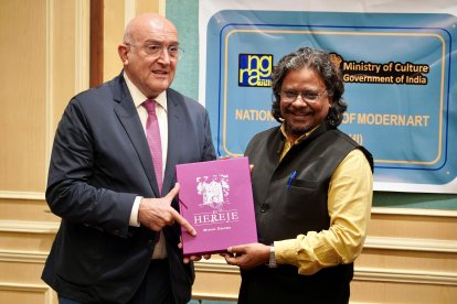 Jesús Julio Carnero junto a Sanjeev Kishor Goutam, presidente de la Galería Nacional de Arte Moderno