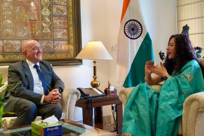 Jesús Julio Carnero y la directora del Consejo Indio de Relaciones Culturales (ICCR), Ms.Nandini Singla