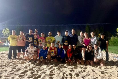 Foto de grupo de los finalistas del Trofeo Villa de zaratán de voley playa.