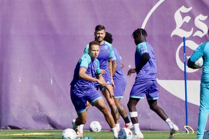 Lachuer, en primer plano junto a Javi Sánchez, Amath y Federico, en el entrenamiento matinal del lunes.