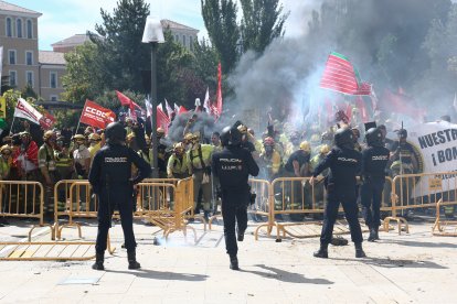 Bomberos forestales exigen en Valladolid mejoras de las condiciones laborales.