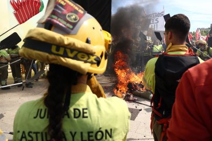 Bomberos forestales exigen en Valladolid mejoras de las condiciones laborales.