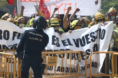 Bomberos forestales exigen en Valladolid mejoras de las condiciones laborales.