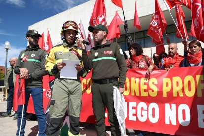 Bomberos forestales exigen en Valladolid mejoras de las condiciones laborales.