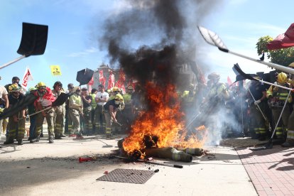 Bomberos forestales exigen en Valladolid mejoras de las condiciones laborales.