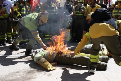 Bomberos forestales exigen en Valladolid mejoras de las condiciones laborales.
