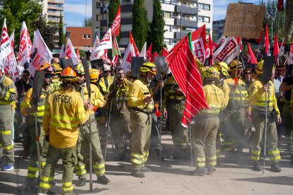 Bomberos forestales exigen en Valladolid mejoras de las condiciones laborales.