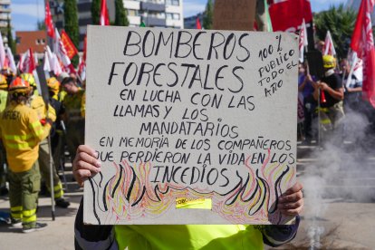 Bomberos forestales exigen en Valladolid mejoras de las condiciones laborales.