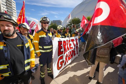 Bomberos forestales exigen en Valladolid mejoras de las condiciones laborales.