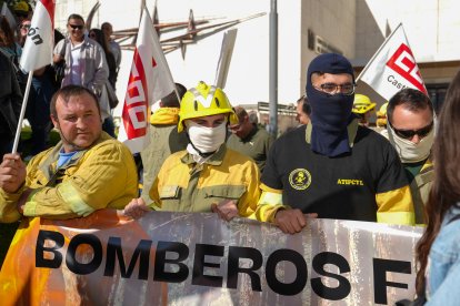 Bomberos forestales exigen en Valladolid mejoras de las condiciones laborales.