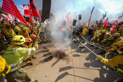 Bomberos forestales exigen en Valladolid mejoras de las condiciones laborales.