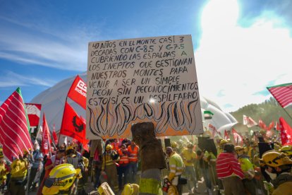 Bomberos forestales exigen en Valladolid mejoras de las condiciones laborales.