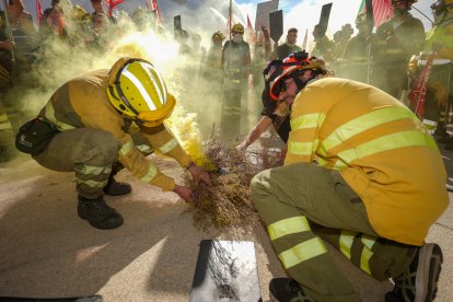 Bomberos forestales exigen en Valladolid mejoras de las condiciones laborales.