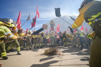 Bomberos forestales exigen en Valladolid mejoras de las condiciones laborales.