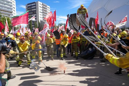 Bomberos forestales exigen en Valladolid mejoras de las condiciones laborales.
