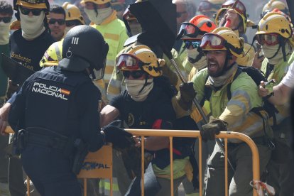 Bomberos forestales exigen en Valladolid mejoras de las condiciones laborales.