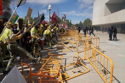Bomberos forestales se manifiestan en Valladolid.