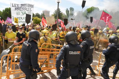 Bomberos forestales se manifiestan en Valladolid.