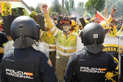 Bomberos forestales se manifiestan en Valladolid.