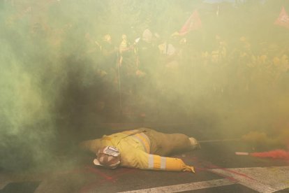 Bomberos forestales se manifiestan en Valladolid.